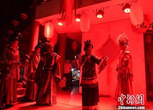 中国侨网陇东地处甘肃东部,其民间的婚俗习惯受传统农耕文化的影响,既有对中国的传统婚姻“六礼”的继承,也具有传统的文化意义和特点。 杨艳敏 摄