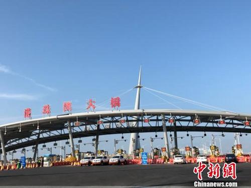 中国侨网港珠澳大桥所有收费车道均支持电子不停车收费（ETC）和人工收费（MTC）功能。　邓媛雯　摄