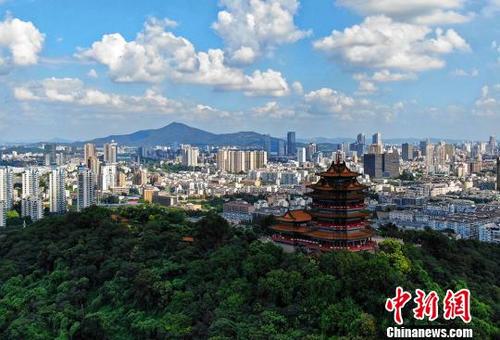 中国侨网蓝天白云下的南京城一隅。　泱波　摄