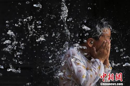 中国侨网孩子玩的不亦乐乎。 泱波 摄