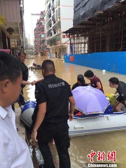 中国侨网图为救援现场　通讯员　摄