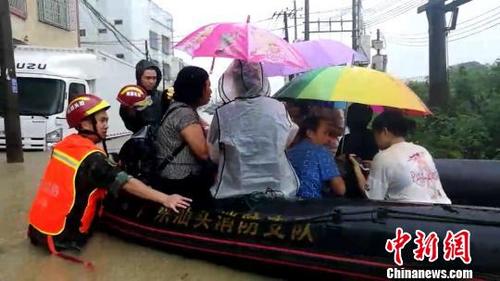 中国侨网29日至31日连降暴雨，广东汕头潮南46万多人受灾，图为消防官兵正转移受灾群众　消防　摄