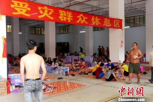 中国侨网汕头老板腾挪8000平方米厂房安置千余受灾民众。 陈启任 摄