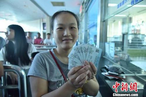 中国侨网图为旅客展示购买的车票。　江曲　摄