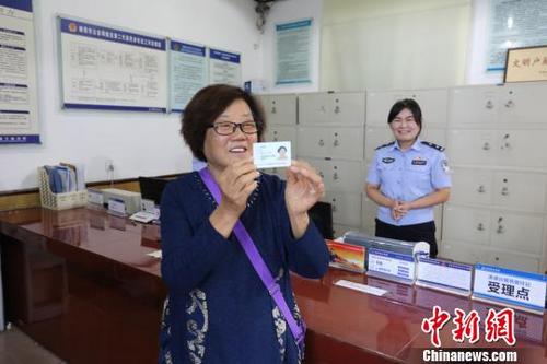 中国侨网王学敏展示自己拿到的台湾居民居住证。西峡警方供图