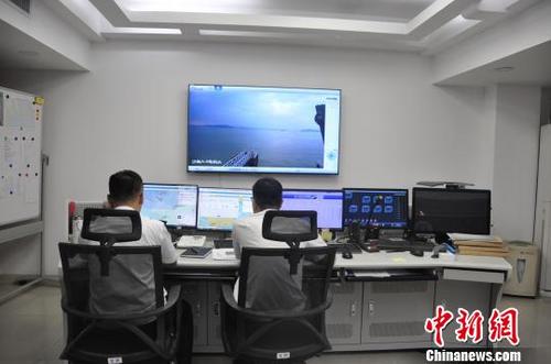 中国侨网电子巡航室正进行辖区水域电子巡航　郑道　摄