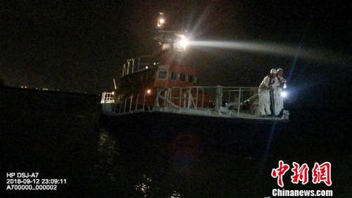 中国侨网华英397等救助船艇在龙王湾前行　郭军　摄