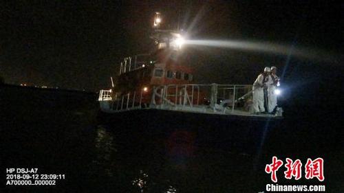 中国侨网华英397等救助船艇在龙王湾前行 郭军 摄