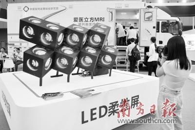 中国侨网由LED柔性屏组成的装置。