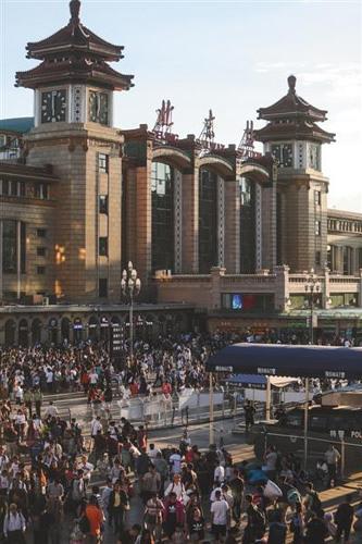 中国侨网9月3日，来北京站乘车的旅客陆续进入候车厅。A12-A13版摄影/新京报记者 彭子洋