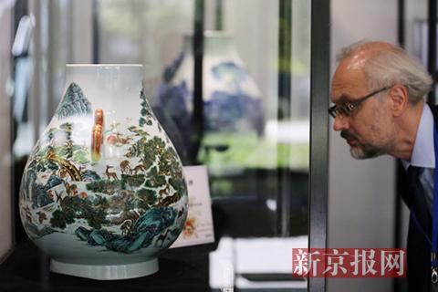 中国侨网景德镇国瓷展示厅吸引外国友人驻足观看。
