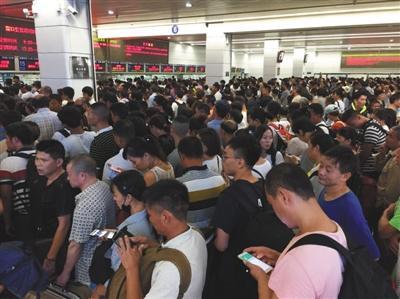 中国侨网9月16日9点30分左右，广州火车站售票大厅里，滞留旅客等待退换火车票。实习生 齐鑫 摄