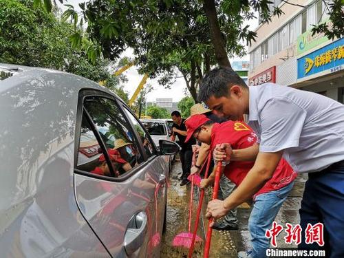 中国侨网珠海市横琴新区工商局上街打扫,组织救灾复产。 钟欣 摄