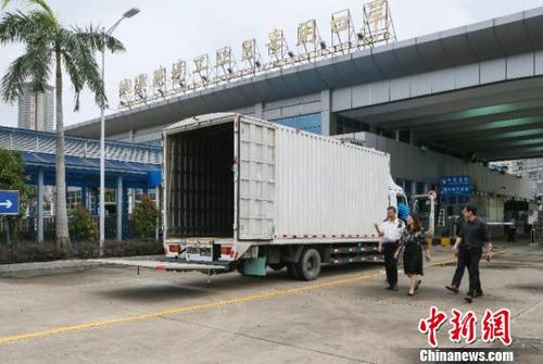 中国侨网拱北海关为供澳门救灾物资开启通关“绿色通道”,首车物资于17日中午快速通关。 张建林 摄