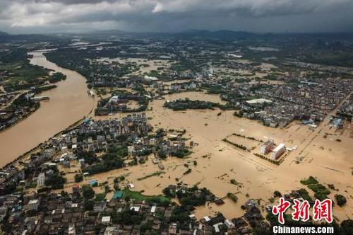 中国侨网阳春市区受浸严重。　黎跳跳　摄