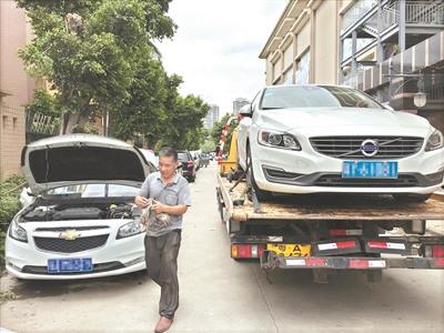 中国侨网台风“山竹”引起江水倒灌,致番禺丽江花园多位业主爱车被浸,救援车将水浸车辆拖走修理。 广州日报全媒体记者高鹤涛 摄