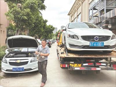 中国侨网台风“山竹”引起江水倒灌，致番禺丽江花园多位业主爱车被浸，救援车将水浸车辆拖走修理。 广州日报全媒体记者高鹤涛 摄