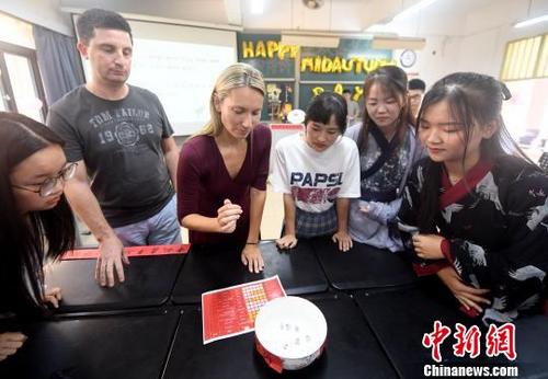 中国侨网图为外籍教师在体验“博饼”游戏。　张斌　摄