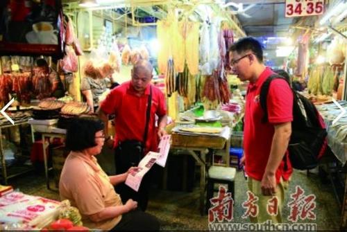 中国侨网“梦归潮汕”寻亲团志愿者在柬埔寨金边乌亚西市场开展宣传活动。