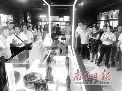 中国侨网珠三角工匠精神展示馆自开馆以来,参观者络绎不绝。9月21日,江门市工匠协会与来自中山等地的客人,一同领略这本展现珠三角工业文明进程的“百科全书”。罗琼 摄