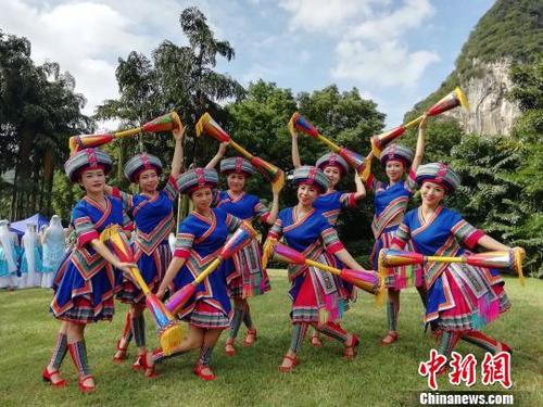 中国侨网瑶族女子穿着盛装展示长鼓。 苏莹 摄