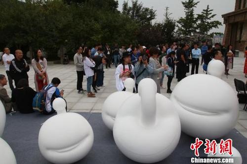 中国侨网展出合成树脂雕塑《苹果》500余件。　张达　摄