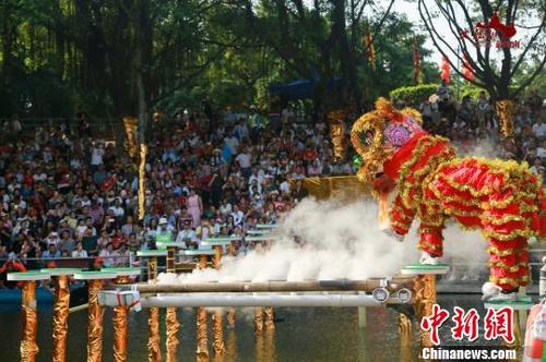 中国侨网水上飞狮是惊险刺激的舞狮体育竞赛 陈世江 摄