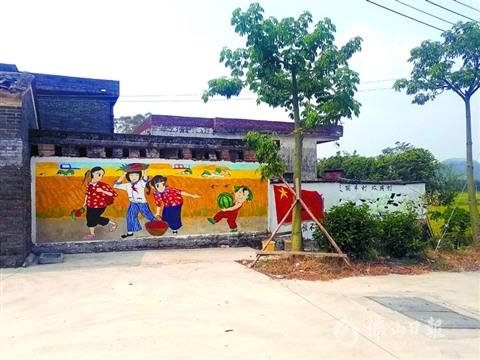 中国侨网坟典村村口富有农家韵味的彩色壁画。
