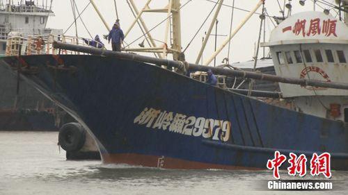 中国侨网图为：弃网相救的浙江温岭籍渔船。温岭市海洋与渔业局供图