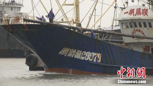 中国侨网图为:弃网相救的浙江温岭籍渔船。温岭市海洋与渔业局供图