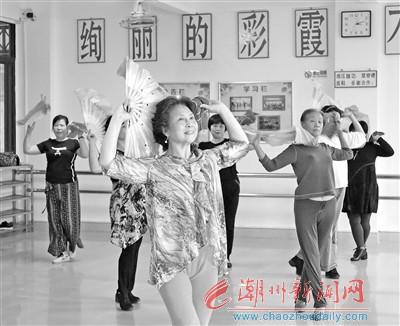 中国侨网湘桥区老年人在练习跳舞，让晚年生活更丰富多彩。 本报记者 庄园 摄