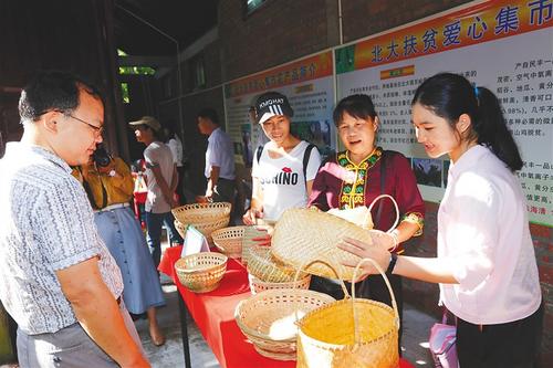 中国侨网万宁市扶贫爱心集市现场，消费者在选购竹编制品。 海报集团全媒体中心记者 陈若龙 摄