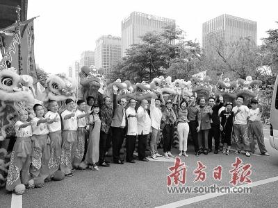 中国侨网黄飞鸿中联电缆武术龙狮协会与主创在拍摄现场合影。受访者供图