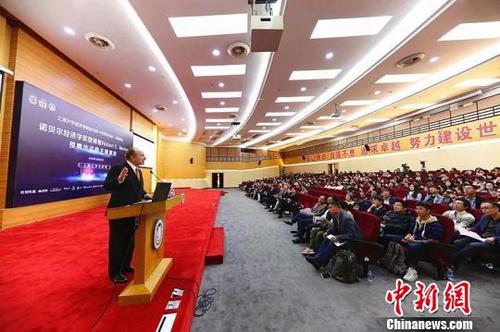 中国侨网诺贝尔经济学奖获得者莫顿教授受聘上海大学“兼职教授”。供图