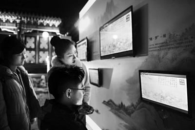 中国侨网昨天（22日），故宫博物院展示了即将上线的前沿眼动游戏，玩家可以眼动为《千里江山图》上色。本报记者 李继辉摄  