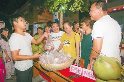 中国侨网在文昌市“夜校集市”，农户们带来的农产品深受欢迎。 本报记者 袁琛 摄