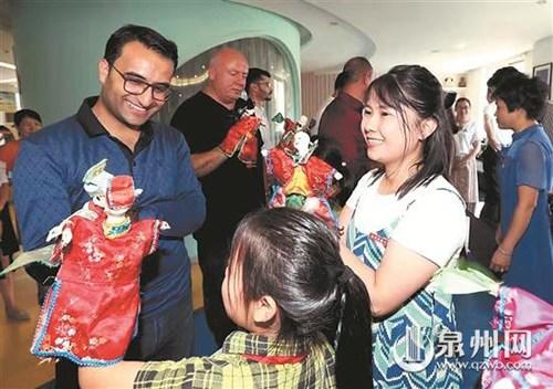 中国侨网同学们向土耳其客人展示泉州传统文化