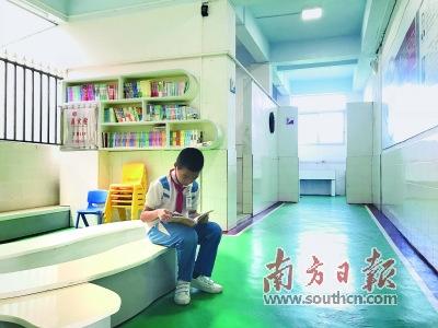 中国侨网建阳小学把卫生间外空间打造成“书吧”和“侨爱”教育“小基地”。杨可 摄
