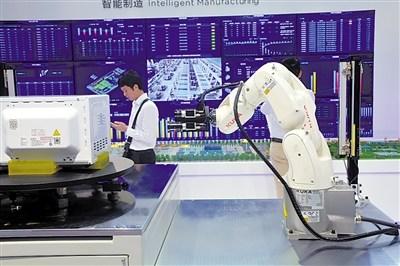 中国侨网美的集团生产线上的智能工业机器人