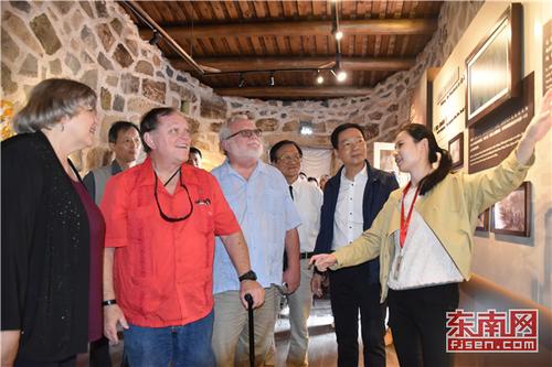 中国侨网穆言灵、加里·加德纳、李·加德纳参观加德纳纪念馆。 东南网记者 林进 摄