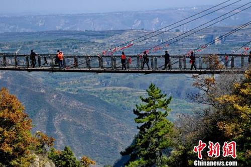 中国侨网10月底，秋日的“道源圣地”甘肃崆峒山色彩斑斓.　徐振华　摄