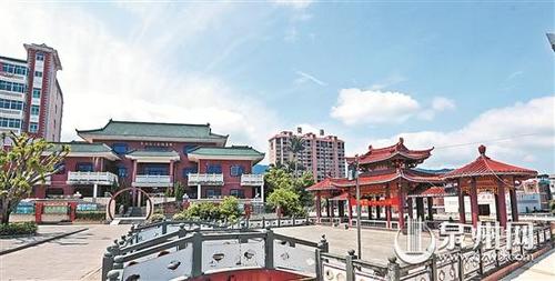 中国侨网芙蓉李氏家风家训教育基地内,展出李氏家训家范录、典范人物故事、四字箴言、名人语录等内容。