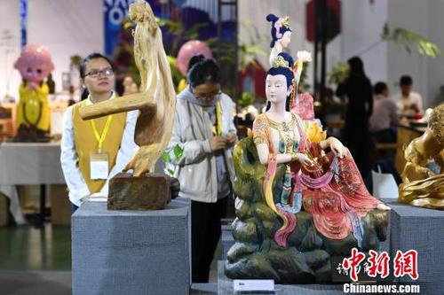 中国侨网精致的工艺品。 王东明 摄