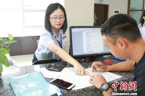 中国侨网晋江市税务局创新开发纳税信用扣分提醒系统,企业纳税 “信用违章”会有短信提醒。 柯文宣 摄