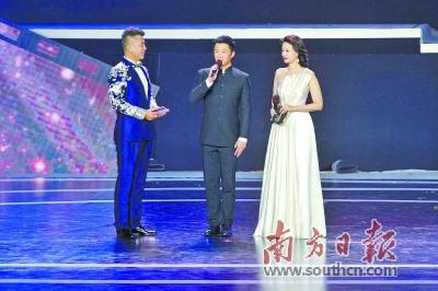中国侨网吴京(中)担任本届电影节形象大使。南方日报记者 戴嘉信 摄