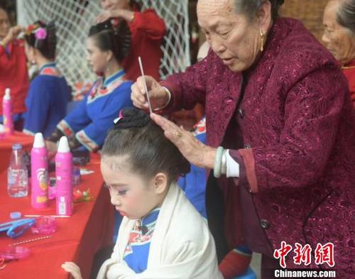 中国侨网17日，第三届湄洲女发髻技艺表演赛在“妈祖故里”湄洲岛举行。高亚成摄。