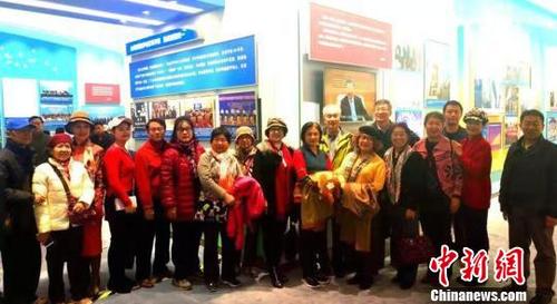 中国侨网11月21日，近百位台胞在北京市台联的组织下，赴国家博物馆参观“伟大的变革——庆祝改革开放40周年大型展览”。图为部分台胞在展览现场合影留念。　钟欣　摄