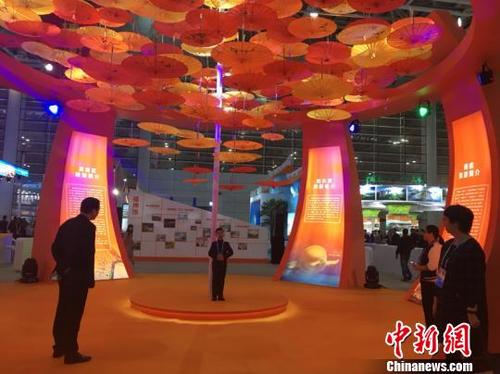中国侨网海峡国际会展中心8号馆中,小小讲解员董一铭正向游客推介福州。 叶秋云 摄