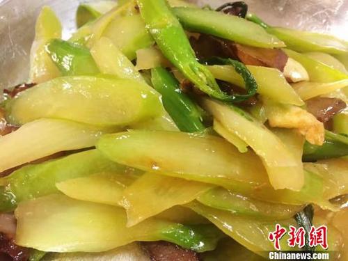 中国侨网广式腊肉炒冲蒌粗梗芥兰　李晓春　摄