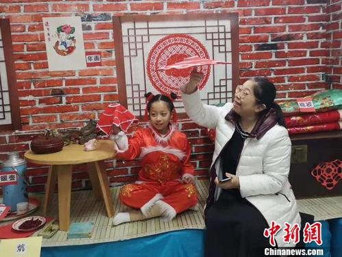 中国侨网家长和孩子体验东北特色二人转手绢　刘栋　摄